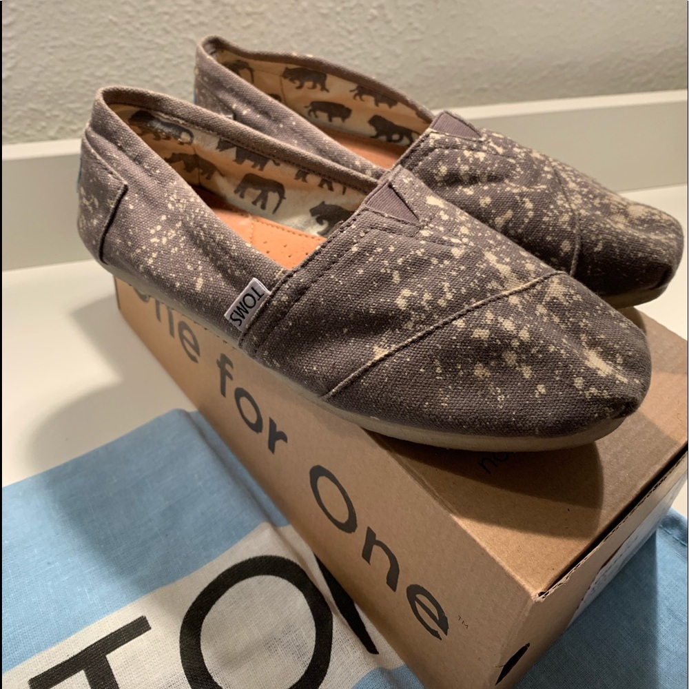 TOMS ash canvas loafers with bag and box